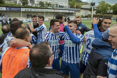 Galería de fotos de la victoria que ha dado la permanencia al Izarra