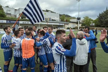 Galería de fotos de la victoria que ha dado la permanencia al Izarra