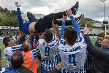 Galería de fotos de la victoria que ha dado la permanencia al Izarra