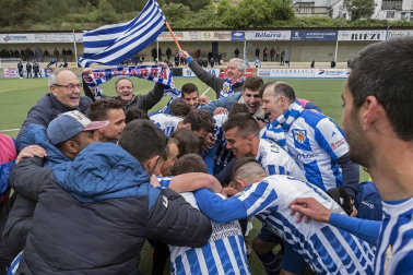 Galería de fotos de la victoria que ha dado la permanencia al Izarra