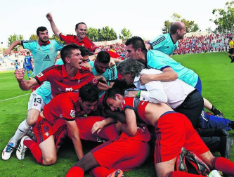La victoria del Racing y la derrota rojilla en Sabadell tuvo a Osasuna muchos minutos en Segunda B. El gol de Javier Flaño en los últimos instantes le dio a Osasuna el punto que necesitaba para confirmar la salvación en la última jornada.