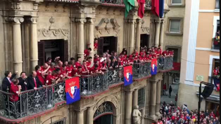 Discurso de Íñigo Pérez desde el balcón del Ayuntamiento de Pamplona