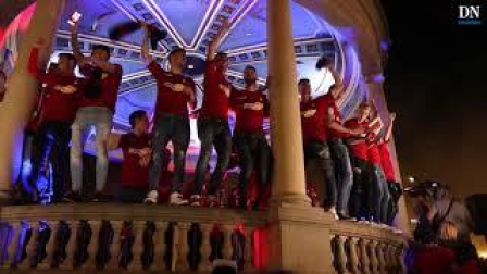Cántico de los jugadores de Osasuna en la Plaza del Castillo de Pamplona