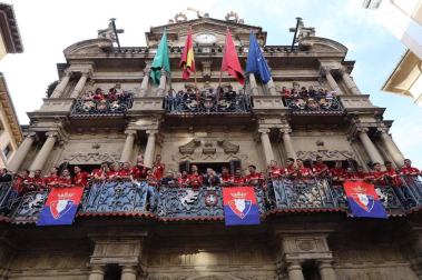La plantilla, el cuerpo técnico y la directiva del C.A. Osasuna celebró en la sede del Gobierno de Navarra y en el Ayutamiento de Pamplona el ascenso a Primera División.