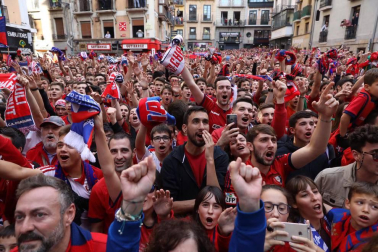 Aficionados en la Plaza del Ayuntamiento.