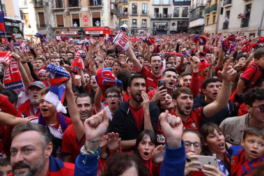 La plantilla, el cuerpo técnico y la directiva del C.A. Osasuna celebró en la sede del Gobierno de Navarra y en el Ayutamiento de Pamplona el ascenso a Primera División.