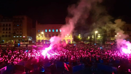 La afición y los jugadores de Osasuna celebran el ascenso a Primera División en la Plaza del Castillo de Pamplona.