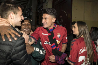 La afición y los jugadores de Osasuna celebran el ascenso a Primera División en la Plaza del Castillo de Pamplona.