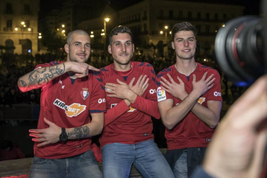 La afición y los jugadores de Osasuna celebran el ascenso a Primera División en la Plaza del Castillo de Pamplona.