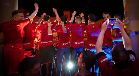 La afición y los jugadores de Osasuna celebran el ascenso a Primera División en la Plaza del Castillo de Pamplona.