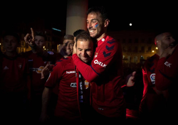 La afición y los jugadores de Osasuna celebran el ascenso a Primera División en la Plaza del Castillo de Pamplona.