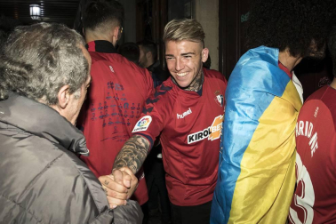 La afición y los jugadores de Osasuna celebran el ascenso a Primera División en la Plaza del Castillo de Pamplona.