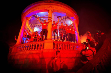 La afición y los jugadores de Osasuna celebran el ascenso a Primera División en la Plaza del Castillo de Pamplona.
