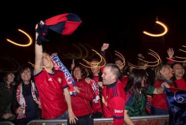 La afición y los jugadores de Osasuna celebran el ascenso a Primera División en la Plaza del Castillo de Pamplona.