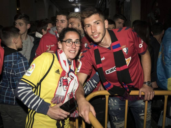 La afición y los jugadores de Osasuna celebran el ascenso a Primera División en la Plaza del Castillo de Pamplona.