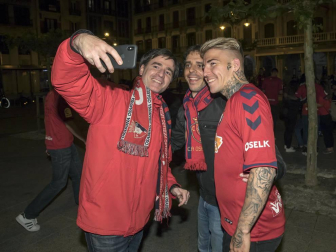 La afición y los jugadores de Osasuna celebran el ascenso a Primera División en la Plaza del Castillo de Pamplona.