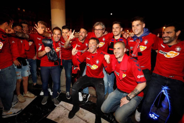 La afición y los jugadores de Osasuna celebran el ascenso a Primera División en la Plaza del Castillo de Pamplona.
