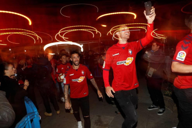 La afición y los jugadores de Osasuna celebran el ascenso a Primera División en la Plaza del Castillo de Pamplona.