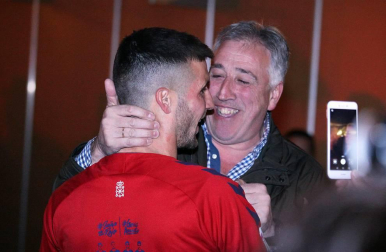 La afición y los jugadores de Osasuna celebran el ascenso a Primera División en la Plaza del Castillo de Pamplona.