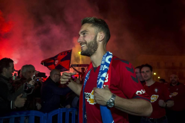 La afición y los jugadores de Osasuna celebran el ascenso a Primera División en la Plaza del Castillo de Pamplona.