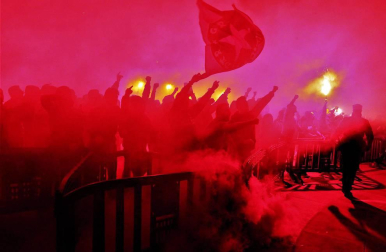 La afición y los jugadores de Osasuna celebran el ascenso a Primera División en la Plaza del Castillo de Pamplona.