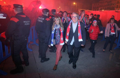 La afición y los jugadores de Osasuna celebran el ascenso a Primera División en la Plaza del Castillo de Pamplona.