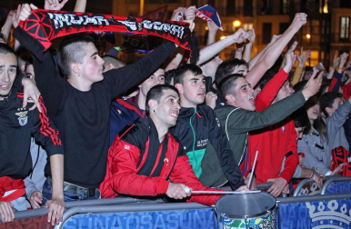 La afición y los jugadores de Osasuna celebran el ascenso a Primera División en la Plaza del Castillo de Pamplona.