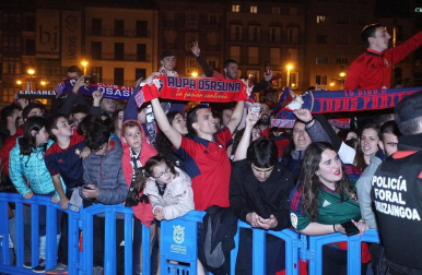 La afición y los jugadores de Osasuna celebran el ascenso a Primera División en la Plaza del Castillo de Pamplona.