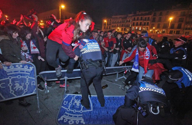 La afición y los jugadores de Osasuna celebran el ascenso a Primera División en la Plaza del Castillo de Pamplona.