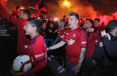 La afición y los jugadores de Osasuna celebran el ascenso a Primera División en la Plaza del Castillo de Pamplona.