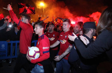 La afición y los jugadores de Osasuna celebran el ascenso a Primera División en la Plaza del Castillo de Pamplona.