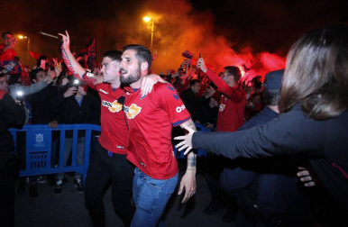La afición y los jugadores de Osasuna celebran el ascenso a Primera División en la Plaza del Castillo de Pamplona.