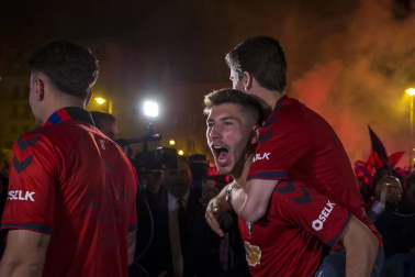 La afición y los jugadores de Osasuna celebran el ascenso a Primera División en la Plaza del Castillo de Pamplona.