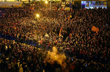 La afición y los jugadores de Osasuna celebran el ascenso a Primera División en la Plaza del Castillo de Pamplona.