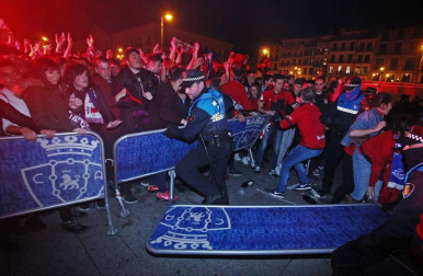 La afición y los jugadores de Osasuna celebran el ascenso a Primera División en la Plaza del Castillo de Pamplona.