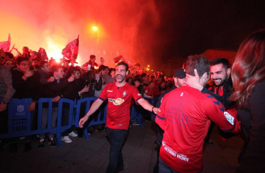 La afición y los jugadores de Osasuna celebran el ascenso a Primera División en la Plaza del Castillo de Pamplona.