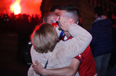 La afición y los jugadores de Osasuna celebran el ascenso a Primera División en la Plaza del Castillo de Pamplona.
