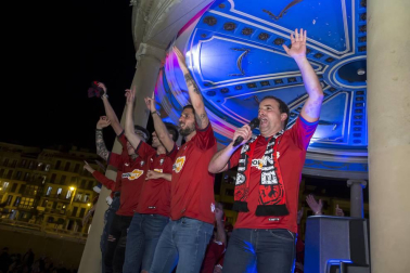 La afición y los jugadores de Osasuna celebran el ascenso a Primera División en la Plaza del Castillo de Pamplona.