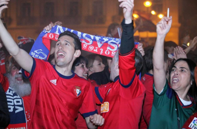 La afición y los jugadores de Osasuna celebran el ascenso a Primera División en la Plaza del Castillo de Pamplona.