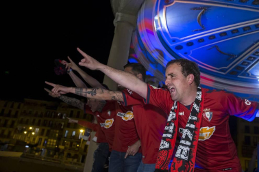 La afición y los jugadores de Osasuna celebran el ascenso a Primera División en la Plaza del Castillo de Pamplona.