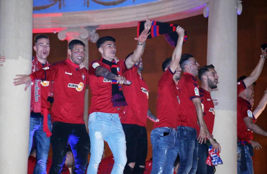 La afición y los jugadores de Osasuna celebran el ascenso a Primera División en la Plaza del Castillo de Pamplona.