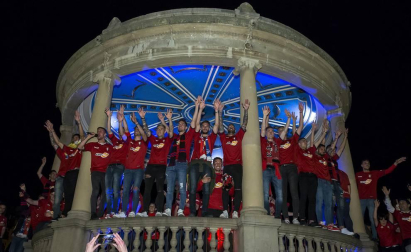 La afición y los jugadores de Osasuna celebran el ascenso a Primera División en la Plaza del Castillo de Pamplona.
