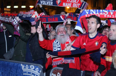 La afición y los jugadores de Osasuna celebran el ascenso a Primera División en la Plaza del Castillo de Pamplona.