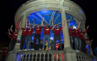 La afición y los jugadores de Osasuna celebran el ascenso a Primera División en la Plaza del Castillo de Pamplona.