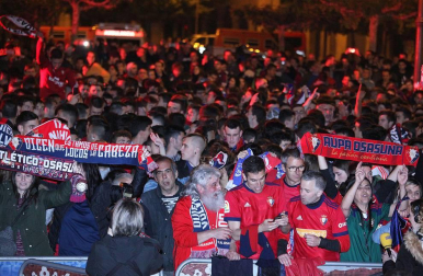 La afición y los jugadores de Osasuna celebran el ascenso a Primera División en la Plaza del Castillo de Pamplona.