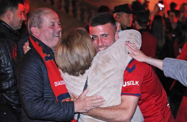 La afición y los jugadores de Osasuna celebran el ascenso a Primera División en la Plaza del Castillo de Pamplona.