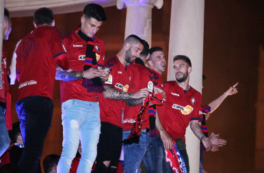 La afición y los jugadores de Osasuna celebran el ascenso a Primera División en la Plaza del Castillo de Pamplona.