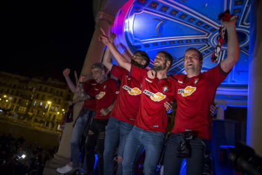 La afición y los jugadores de Osasuna celebran el ascenso a Primera División en la Plaza del Castillo de Pamplona.