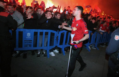 La afición y los jugadores de Osasuna celebran el ascenso a Primera División en la Plaza del Castillo de Pamplona.