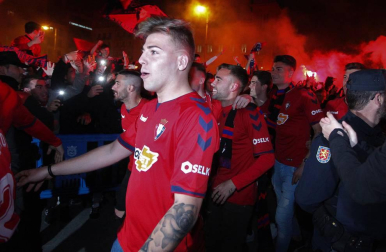 La afición y los jugadores de Osasuna celebran el ascenso a Primera División en la Plaza del Castillo de Pamplona.